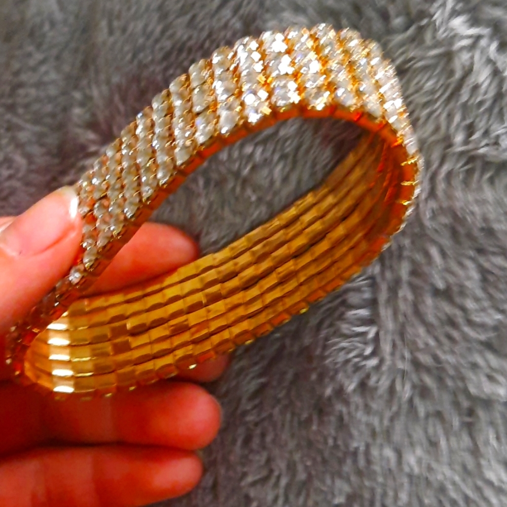 I am selling this bracelet